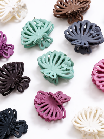 SET OF 4 RANDOM COLOUR MINI SEA SHELL HAIR CLAW CLIPS | CUTE, MINIMAL AND TRENDING